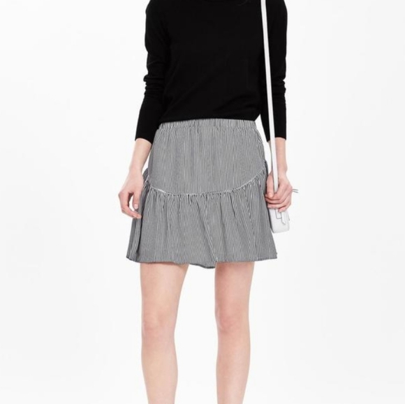 Banana Republic Dresses & Skirts - Banana Republic striped flouncy skirt